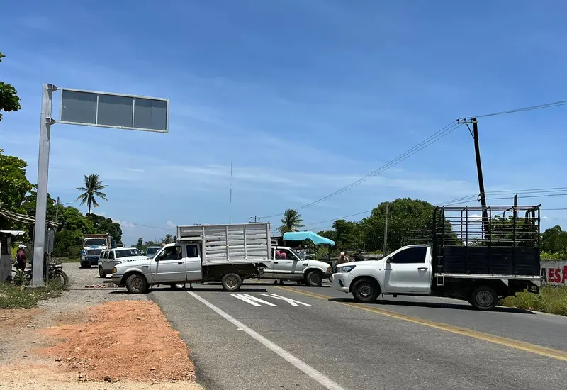 bloquean_productores_cempasuchil_carretera_istmo