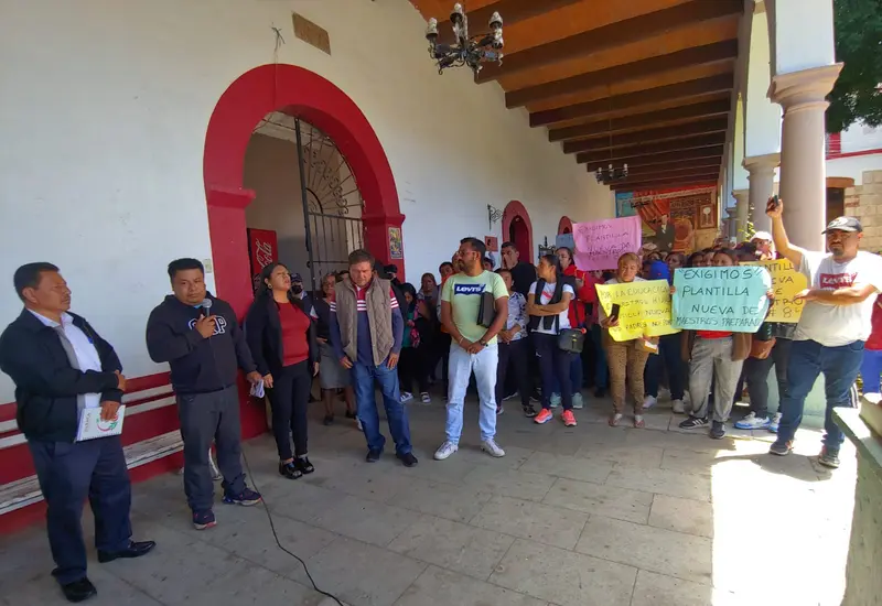 Después de su asamble, la marcha llegó al palacio municipal.