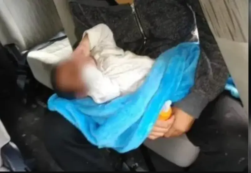 intentan_arrojar_bebe_de_pu3nte