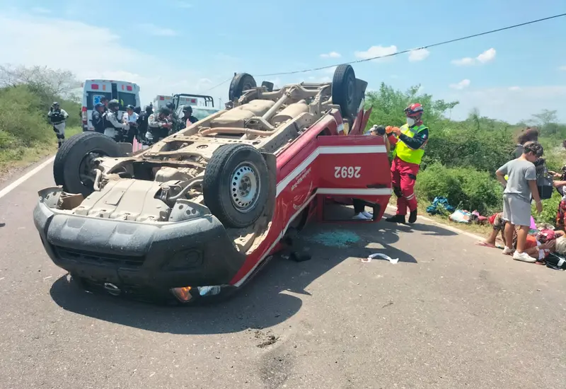 vuelca_camioneta_con_migrantes_cubanos_juchitan