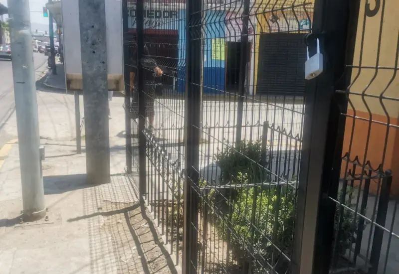 vecino_cerca_banqueta_colonia_libertad