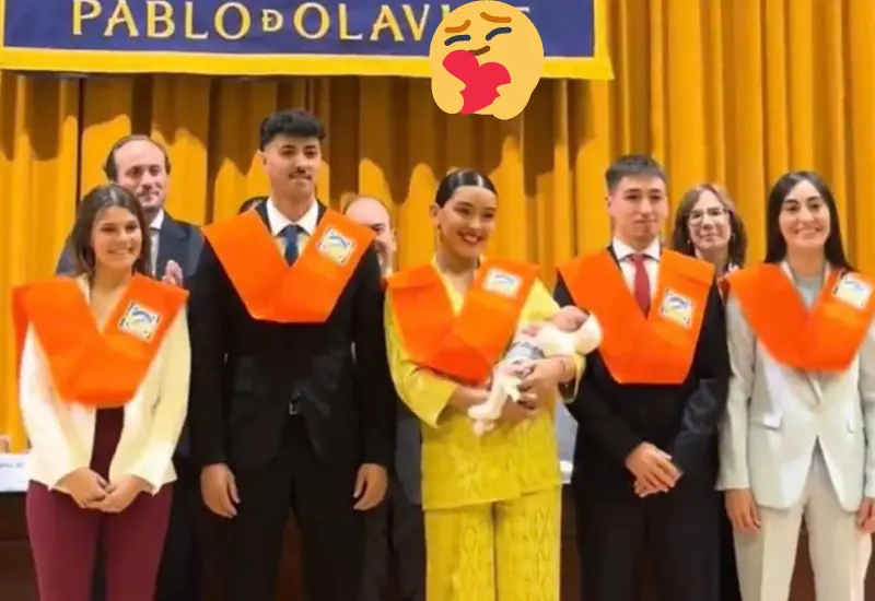 recibe_diploma_universitario_bebe_en_brazos