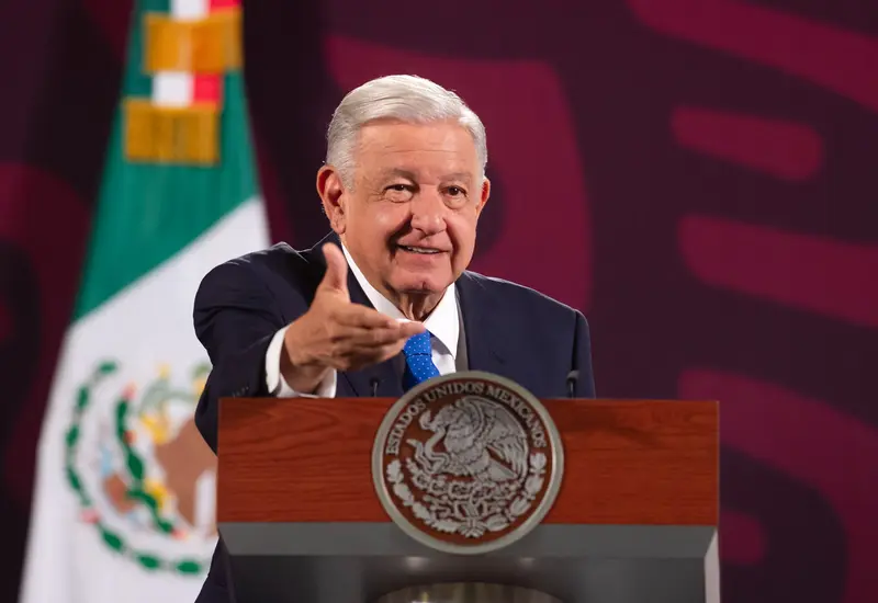 amlo-ebrad-pose
