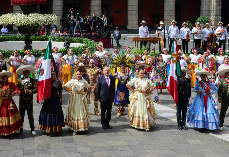 homenaje-amlo