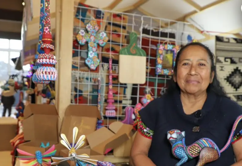 Quienes asisten pueden encontrar artesanías, madera tallada, ropa, textiles, alfarería, entre otras muchas cosas, a un excelente precio.