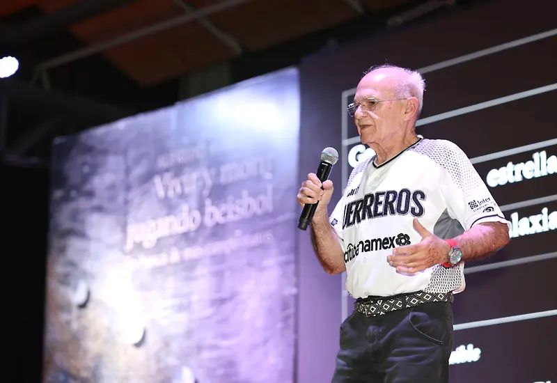 El filántropo Alfredo Harp Helú portó un jersey de los Guerreros en la presentación