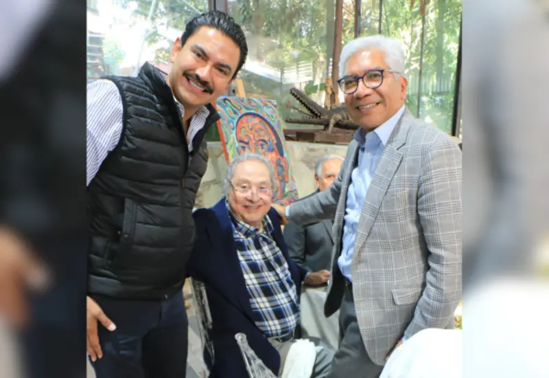 De izquierda a derecha, el alcalde electo, Ray Chagoya, el Lic. Ericel Gómez Nucamendi, presidente del Grupo NOTICIAS y Netzahualcóyotl Salvatierra.