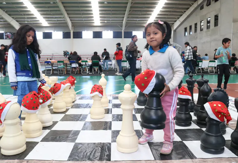 Se contó con la ya acostumbrada exhibición de ajedrez gigante, ahora navideño.
