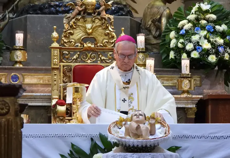 Vázquez Villalobos exhortó a los católicos a alegrarse por el pequeño Niño de Belén, que ha llegado a traer paz, alegría y gozo. 