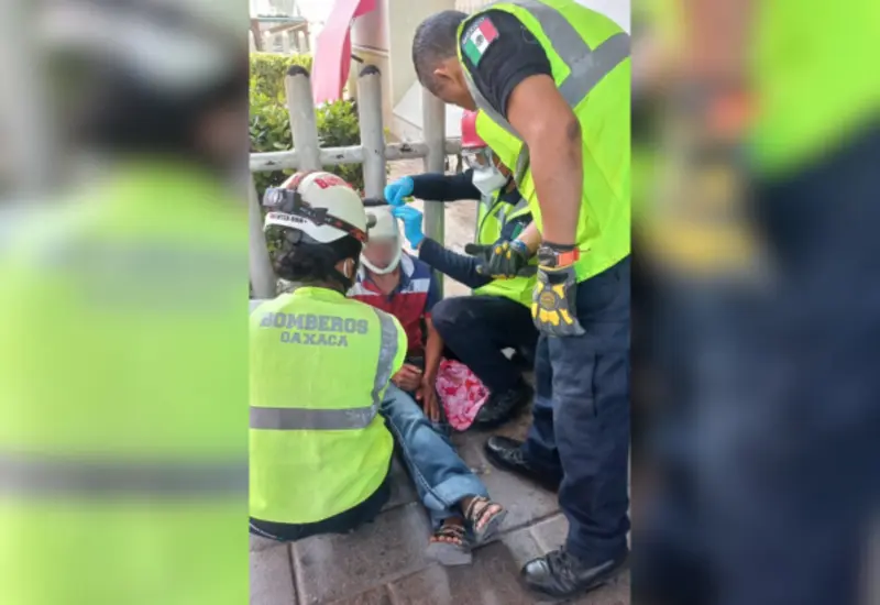Paramédicos brindaron atención prehospitalaria al lesionado y lo trasladaron al hospital.