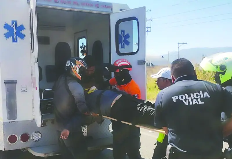 Brenda de 28 años de edad quedó con lesiones al ser atropellada en la carretera federal 131, en el tramo de la Y Griega a Zimatlán de Álvarez.