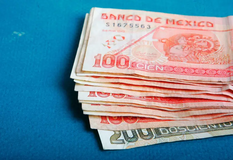 Hacer pagos con un billete falso es un delito federal que se castiga hasta con 12 años de prisión. 