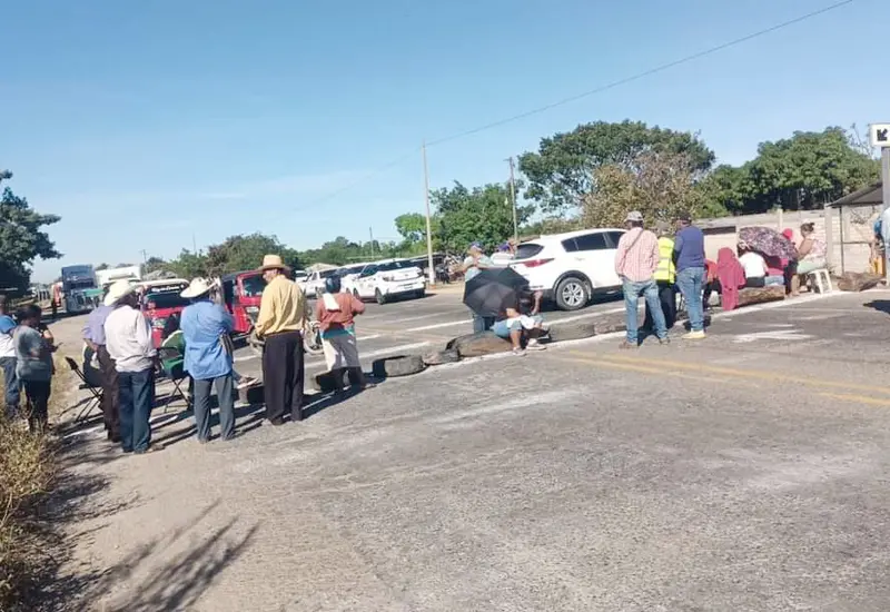 Pobladores de la colonia “Carlos Sánchez”, en Santo Domingo Zanatepec, cerraron la vialidad.