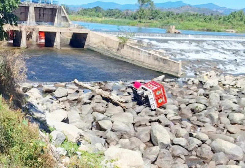 La camioneta fue arrastrada por la corriente, tras la apertura de las compuertas de la presa Rio Verde.