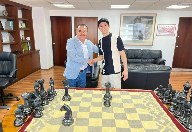 El director general del INEA, Armando Contreras Castillo, expresó su gratitud con el boxeador Picasso por sumarse a la promoción y difusión de la educación para personas jóvenes y adultas