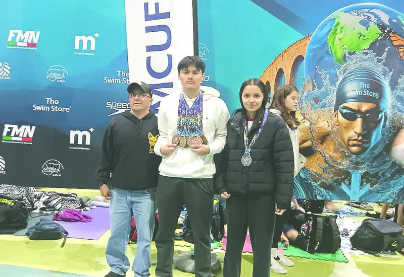 Ambos medallistas con su entrenador