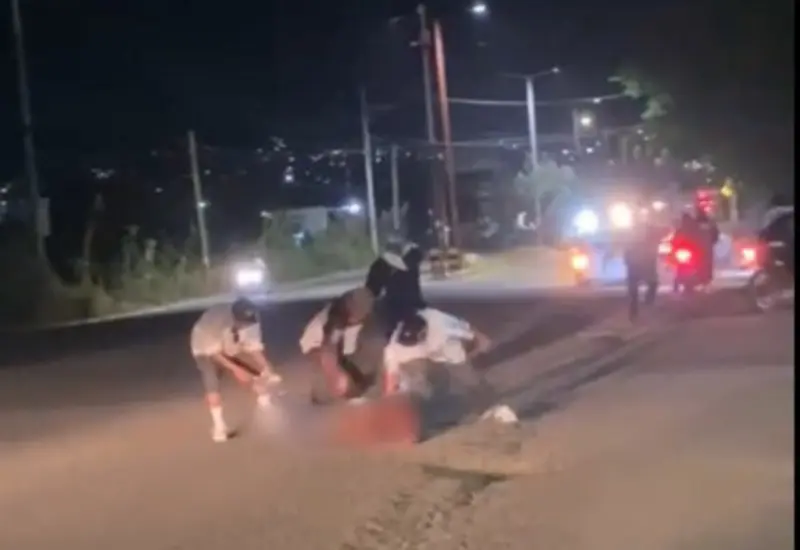 Un joven fue asesinado a golpes, puñaladas y machetazos por un grupo de cholos en la carretera a Cuilápam de Guerrero.