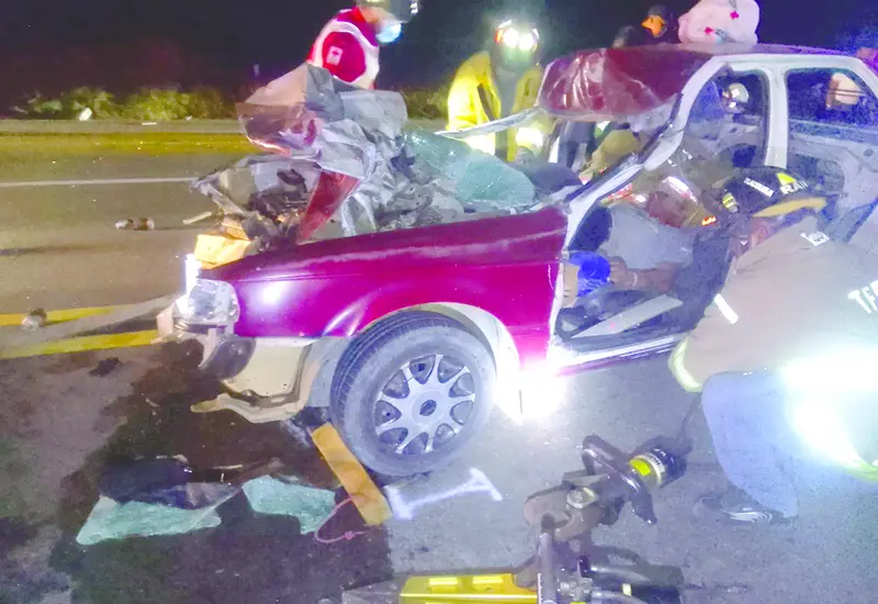 El auto compacto quedó destruido en la parte frontal.