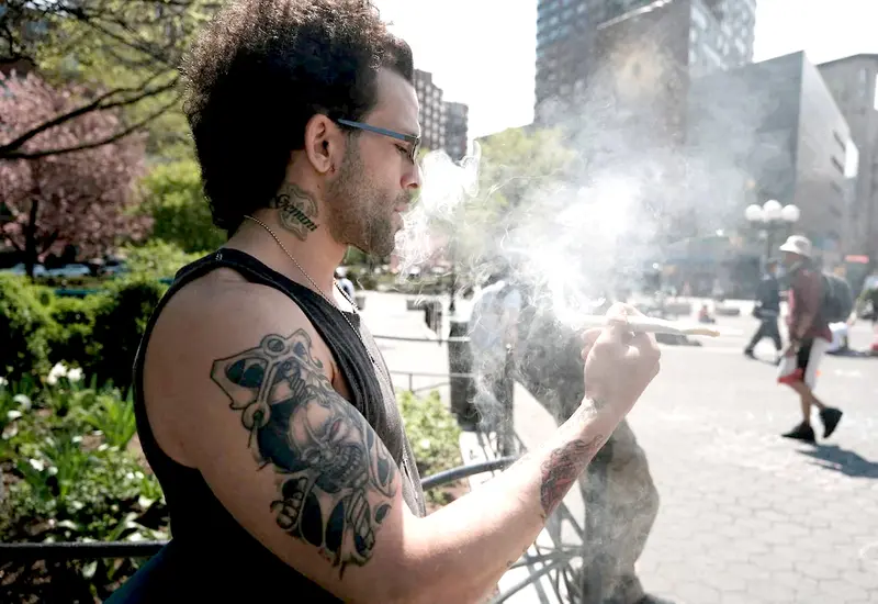 Vi en muchas esquinas de la ciudad; casi todos hombres en una edad todavía productiva y muchos de ellos fumando marihuana.