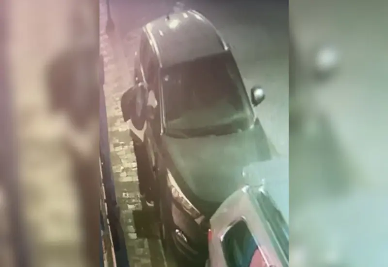Un sujeto consuma un atraco a una unidad de motor estacionada en el centro.