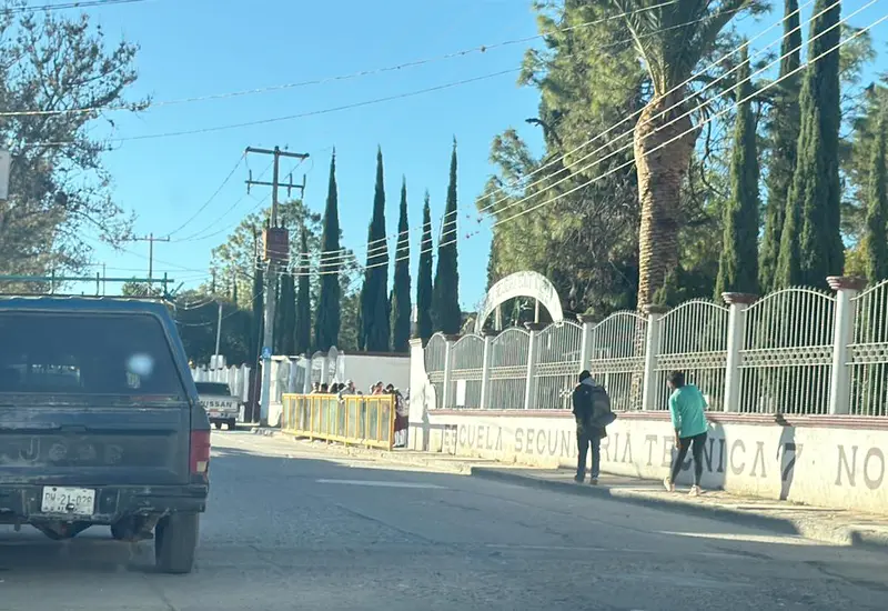 Los padres de familia piden justicia por las alumnas abusadas.