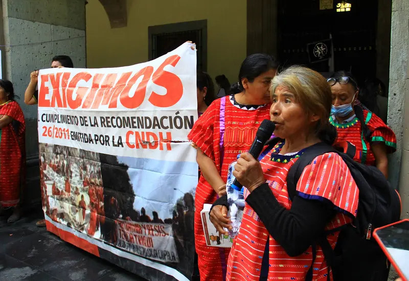 Por falta de apoyo y obstáculos burocráticos, mujeres indígenas desisten en la búsqueda de justicia.