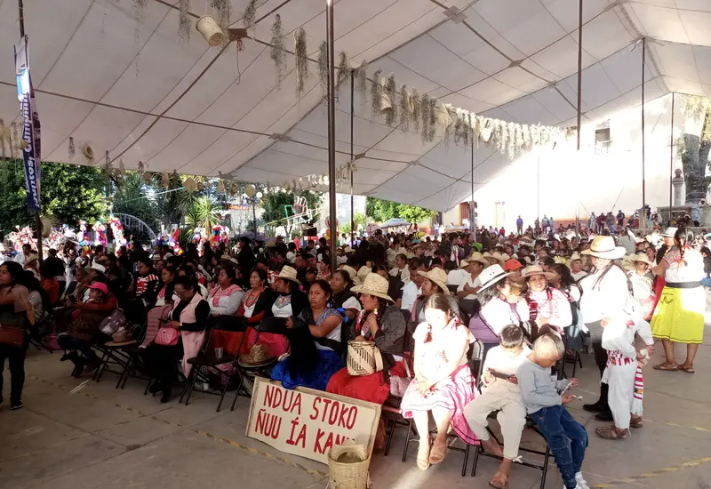 El público asistente disfrutó las distintas representaciones de las y los niños indígenas.