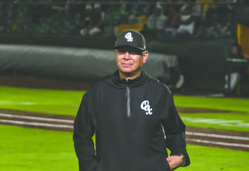 Después de guiar a los Guerreros a los playoffs, Luis Carlos Rivera seguirá al frente de la tribu bélica.