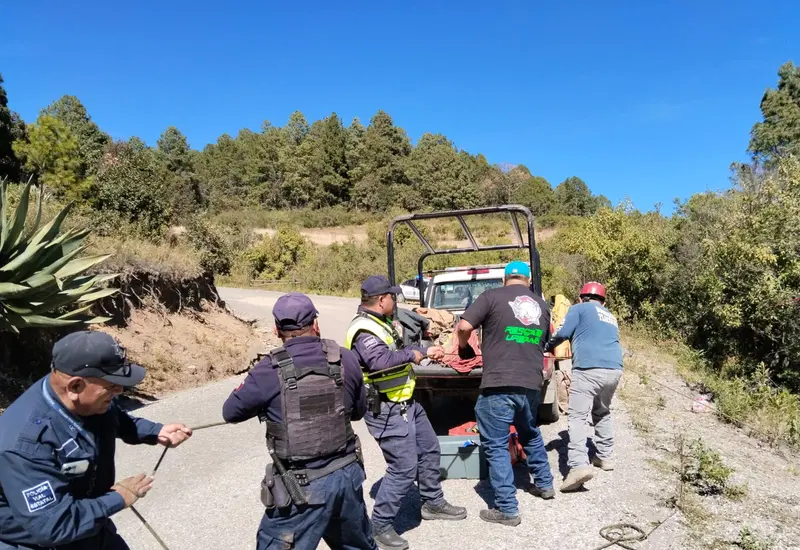 Policías y paramédicos trabajaron de manera coordinada para auxiliar a los lesionados y rescatar a las víctimas fatales.