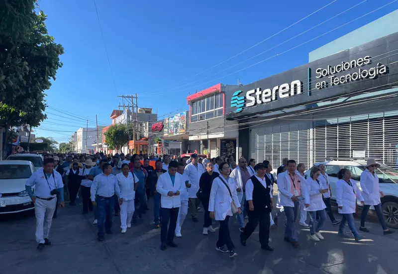 La marcha de trabajadores salió desde las instalaciones de la Jurisdicción Sanitaria Número 2