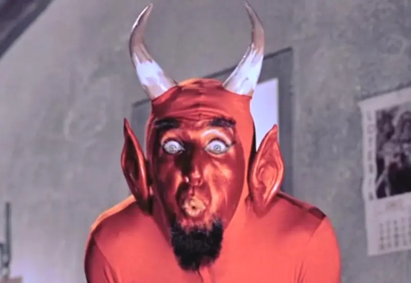 La película Santa Claus nos dejó un diablo que forma parte de la cultura digital; se hizo meme.