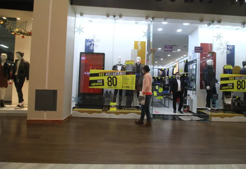 Los comercios locales se han visto obligados a adaptar su oferta a la demanda de productos a bajo costo.