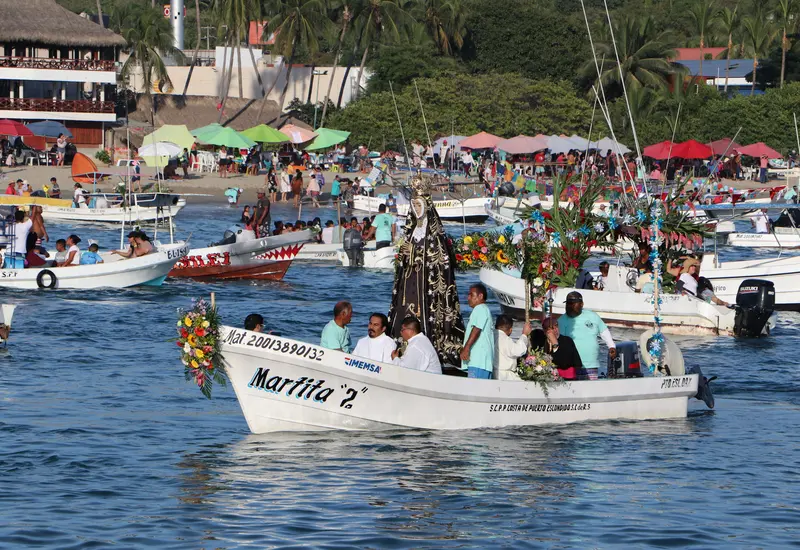 La peregrinación de la imagen de la Virgen de la Soledad sobre el mar de Puerto Escondido es una tradición que inició en el año de 1957.