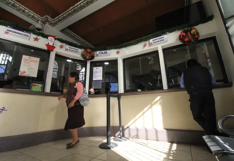 Las deudas con casas de empeño, préstamos de nómina y tarjetas de crédito cuentan con altas tasas de interés.