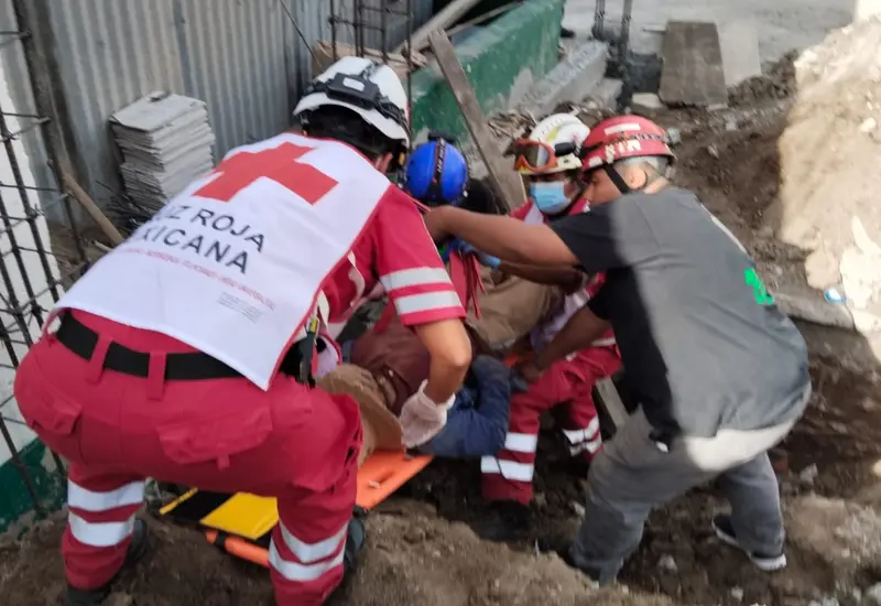 El obrero Indalecio N., de 53 años de edad, fue rescatado con vida.