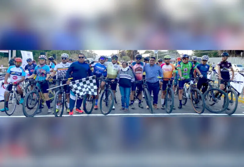Los ciclistas en la línea de salida con organizadores y colaboradores.