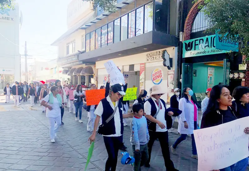 Los trabajadores marcharon por las principales calles de Huajuapan.
