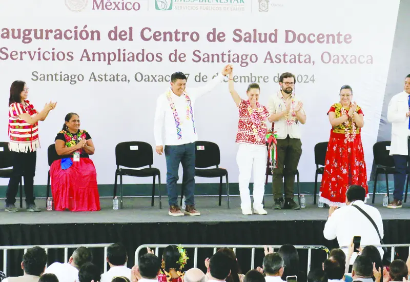 En su primera gira de trabajo por Oaxaca, la Presidenta de México anunció la realización de obras estratégicas para Oaxaca en materia de agua potable, vivienda, caminos artesanales, rehabilitación de carreteras y la ampliación de la carretera Salina Cruz hasta Zihuatanejo.