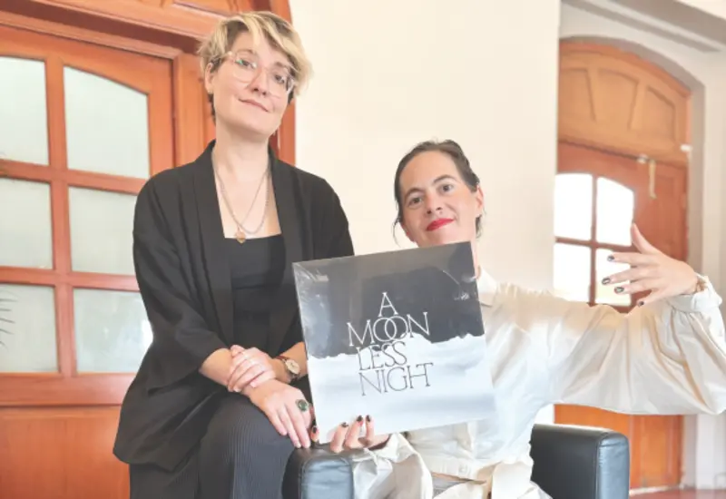 Eva Schumacher, directora de teatro y Lauren Schreuder, cantante, ambas integrantes de Snowapple Collective, en entrevista exclusiva.
