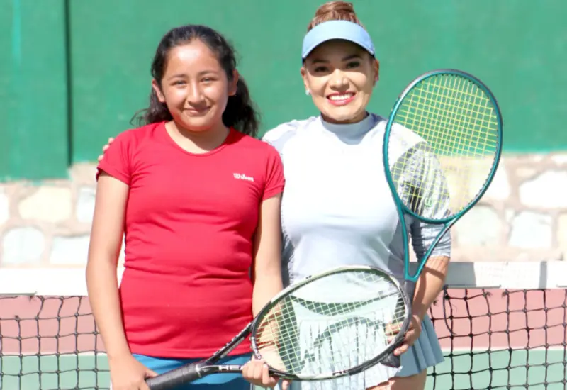 La médica Ana Luisa Martínez y Mariana Piña