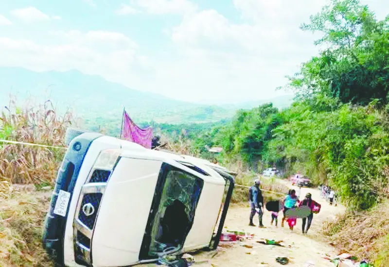Un menor de seis años perdió la vida al volcar una camioneta en la carretera a Candelaria Loxicha, Pochutla.