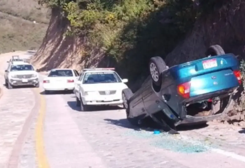 Tres personas fueron trasladadas al hospital de Ixtlán de Juárez luego de volcar un automóvil Nissan tipo Platina en Chicomezúchil.