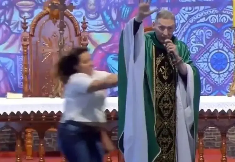 mujer_agrede_sacerdote_en_misa
