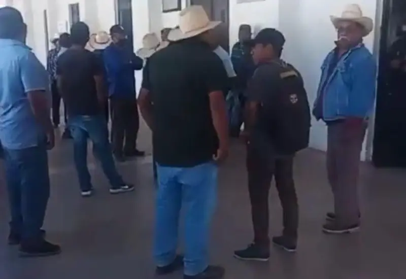 agentes_toman_palacio_municipal_chazumba