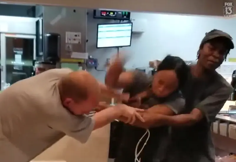 empleada_tunde_sujeto_agresivo_restaurante