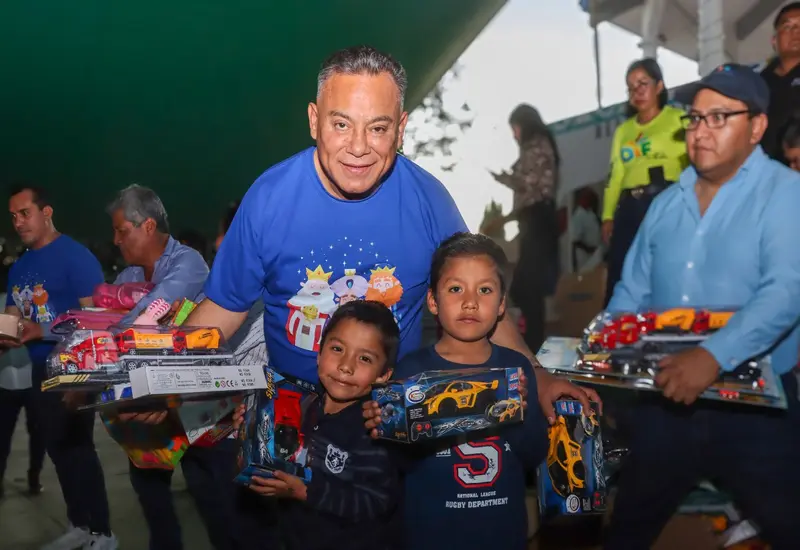inocente_castellanos_entrega_juguetes_niños