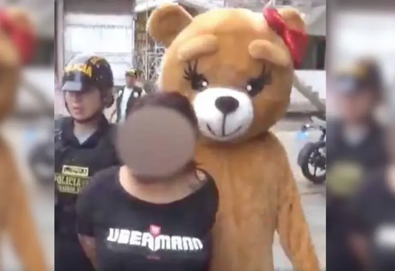policia_disfraz_osito_detiene_mujer