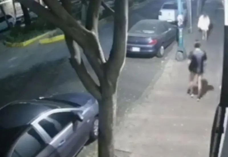 hombre_semidesnudo_persigue_mujer_calle