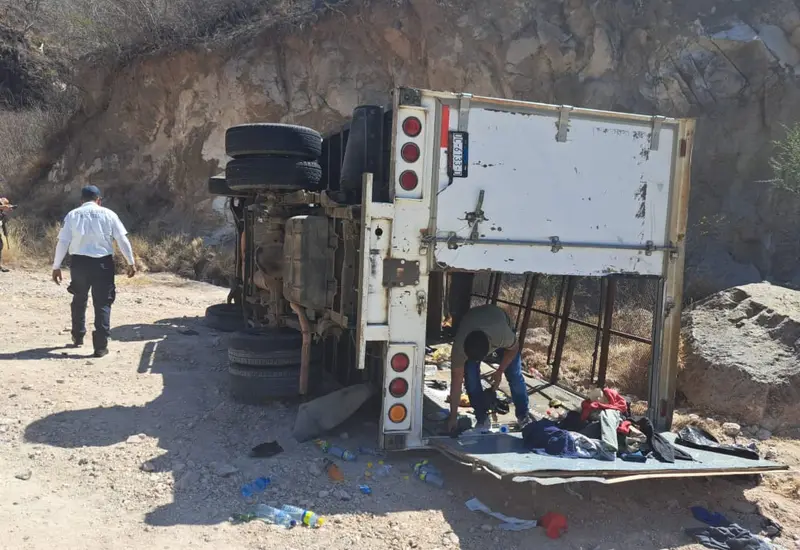 camion_con_migrantes_sufre_volcadura