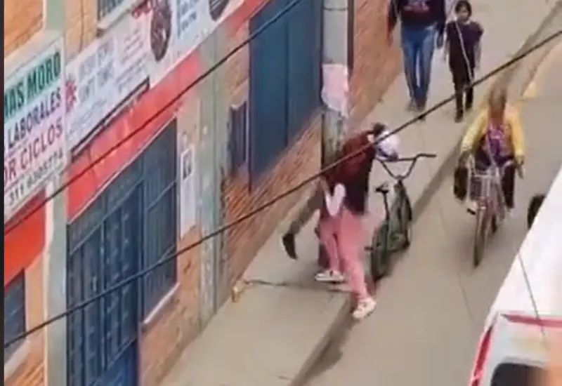 joven_carga_novio_alcoholizado_bicicleta